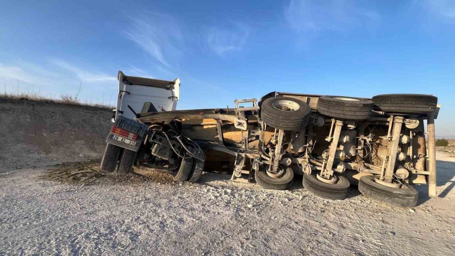 Kaza Yapan 2 Araca Çarpmamak İsterken Tırı Devirdi