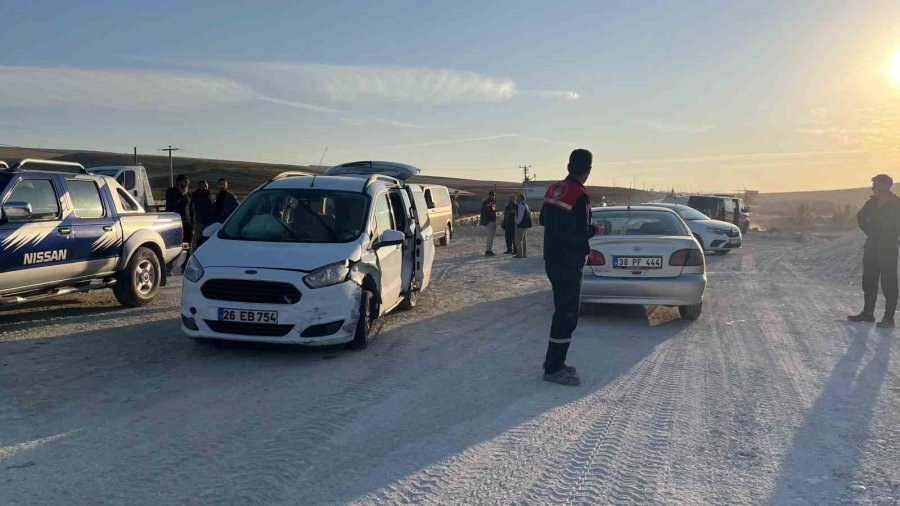 Kaza Yapan 2 Araca Çarpmamak İsterken Tırı Devirdi