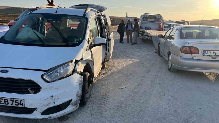 Kaza Yapan 2 Araca Çarpmamak İsterken Tırı Devirdi