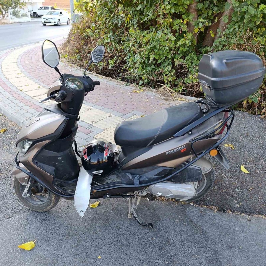 Manavgat’ta Motosiklet İle Otomobil Kavşakta Çarpıştı: 1 Yaralı