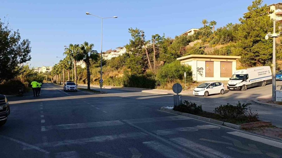 Manavgat’ta Motosiklet İle Otomobil Kavşakta Çarpıştı: 1 Yaralı