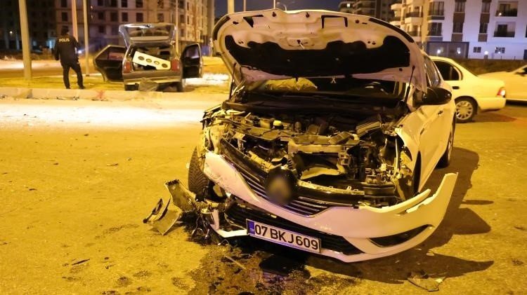 Aksaray’da 2 Otomobil Çarpıştı: 2’si Çocuk 7 Yaralı