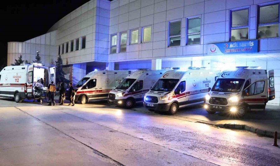 Aksaray’da 2 Otomobil Çarpıştı: 2’si Çocuk 7 Yaralı