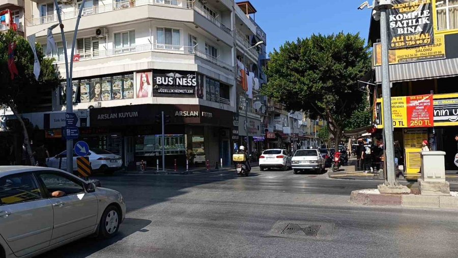 Otomobilin Yaya Geçidinde Çarptığı Turist Yaralandı, Eşi Ayakta Durmakta Zorlandı