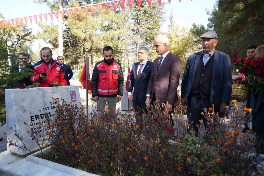 Bakan Uraloğlu, Şehit Ömer Halisdemir’in Kabrini Ziyaret Etti