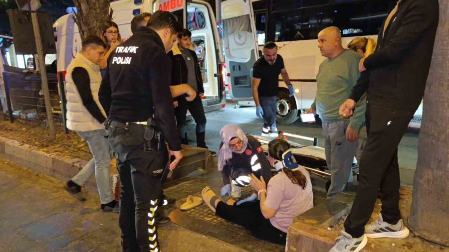 Yaya Geçidinde Otomobil Yol Verdi Motosiklet Hastanelik Etti