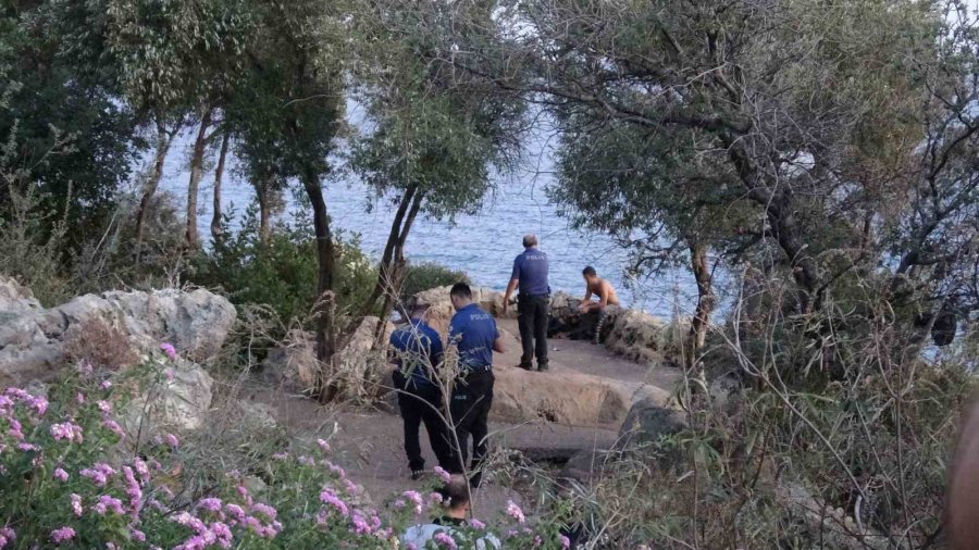 Antalya’da 40 Metrelik Falezlere Çıkan Şahıs Yürekleri Ağza Getirdi