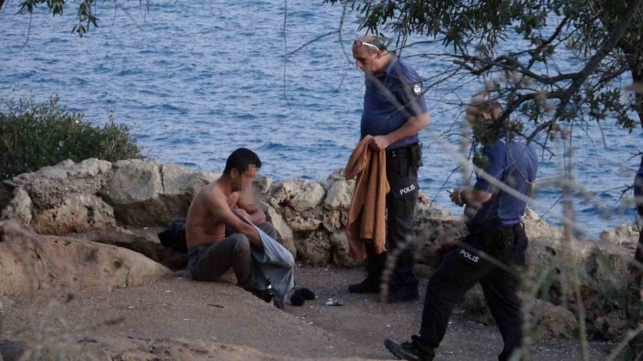 Antalya’da 40 Metrelik Falezlere Çıkan Şahıs Yürekleri Ağza Getirdi