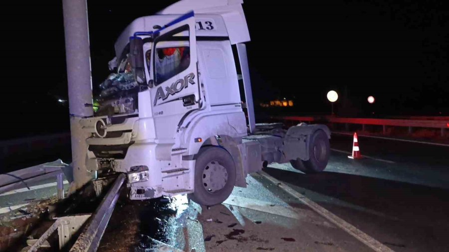 Tır Köprülü Kavşak Bariyerlerine Çarptı, Sürücü Yaralandı