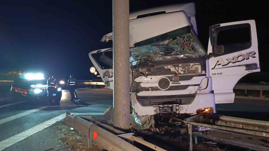 Tır Köprülü Kavşak Bariyerlerine Çarptı, Sürücü Yaralandı