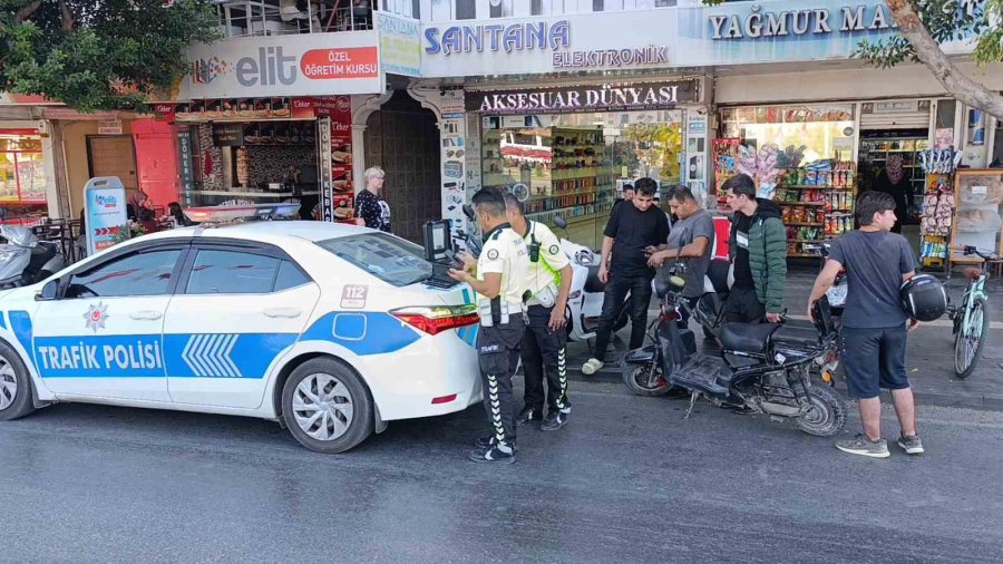 Kırmızı Işık İhlali Yapan Elektrikli Bisiklet, Motosiklete Çarptı:1 Yaralı