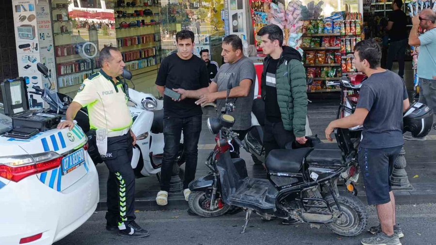 Kırmızı Işık İhlali Yapan Elektrikli Bisiklet, Motosiklete Çarptı:1 Yaralı