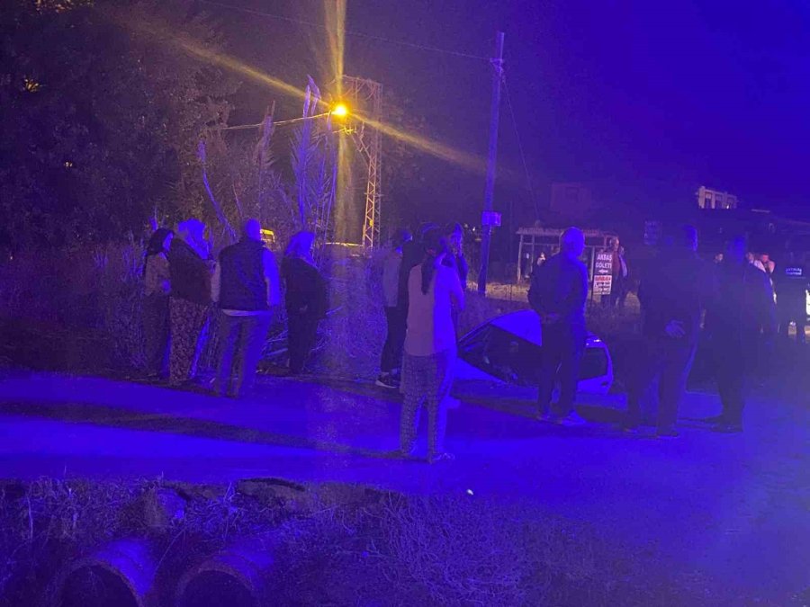 Antalya’da İki Otomobil Kavşakta Çarpıştı: 3 Yaralı