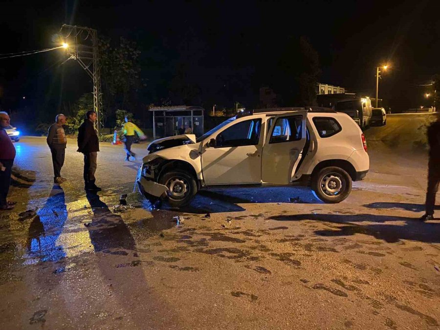 Antalya’da İki Otomobil Kavşakta Çarpıştı: 3 Yaralı