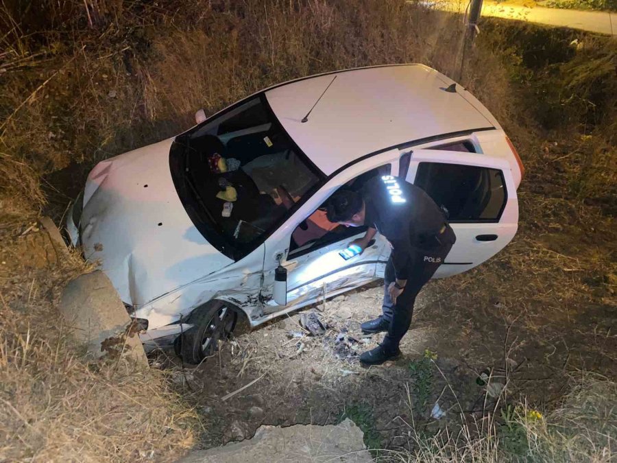 Antalya’da İki Otomobil Kavşakta Çarpıştı: 3 Yaralı