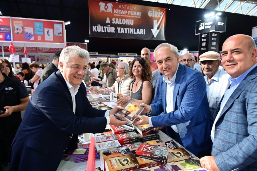 Başkan Kocagöz’den Gençlere Kitap Okuma Tavsiyesi