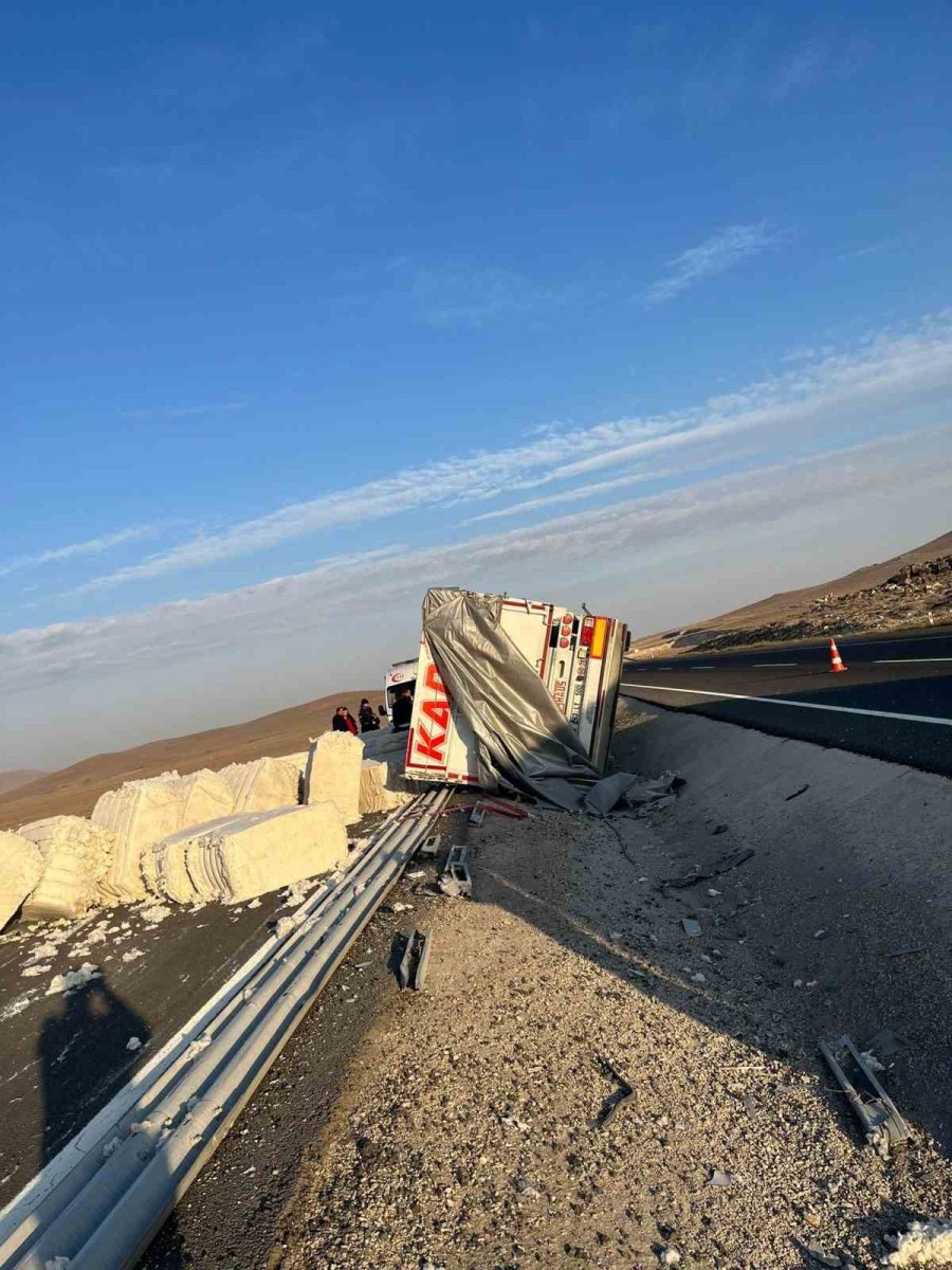 Konya’da Tır Devrildi: 1 Ölü, 1 Yaralı