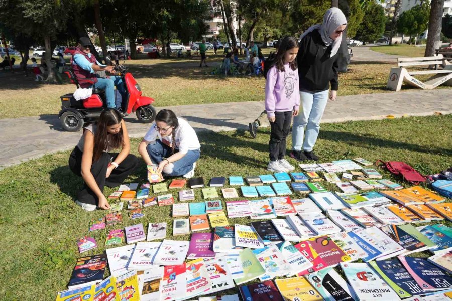 Otomobilini Kütüphaneye Çeviren Emekli Öğretmen 8 Yılda 100 Bini Aşkın Ücretsiz Kitap Dağıttı