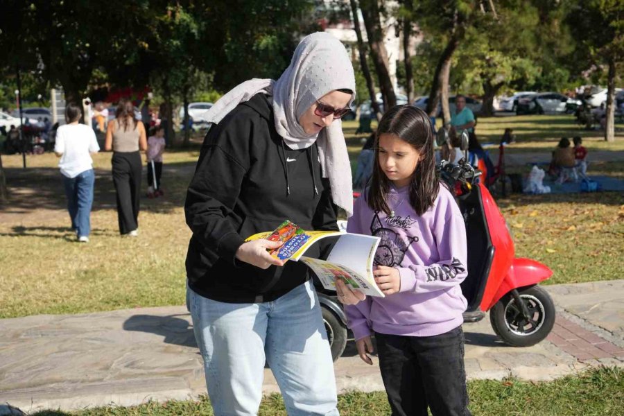 Otomobilini Kütüphaneye Çeviren Emekli Öğretmen 8 Yılda 100 Bini Aşkın Ücretsiz Kitap Dağıttı