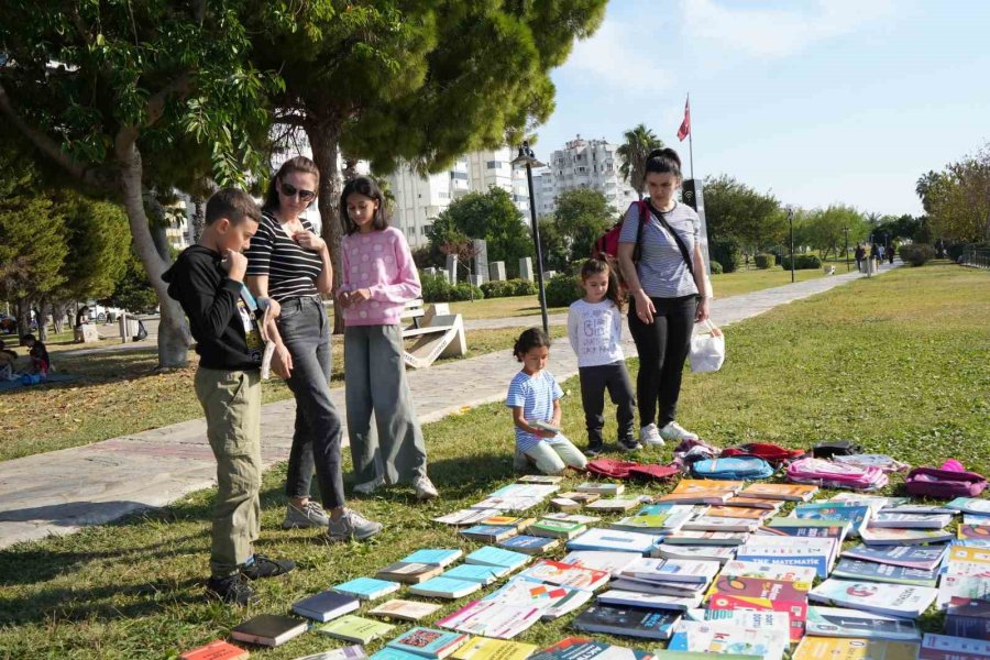 Otomobilini Kütüphaneye Çeviren Emekli Öğretmen 8 Yılda 100 Bini Aşkın Ücretsiz Kitap Dağıttı