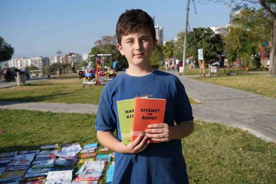 Otomobilini Kütüphaneye Çeviren Emekli Öğretmen 8 Yılda 100 Bini Aşkın Ücretsiz Kitap Dağıttı