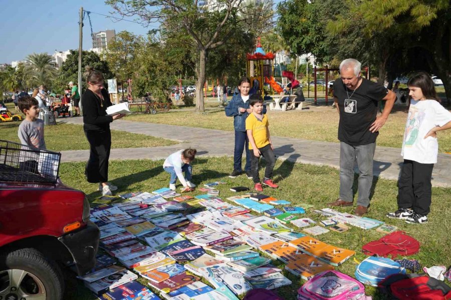 Otomobilini Kütüphaneye Çeviren Emekli Öğretmen 8 Yılda 100 Bini Aşkın Ücretsiz Kitap Dağıttı