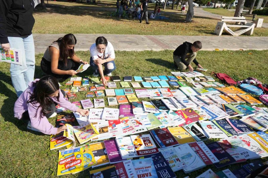 Otomobilini Kütüphaneye Çeviren Emekli Öğretmen 8 Yılda 100 Bini Aşkın Ücretsiz Kitap Dağıttı