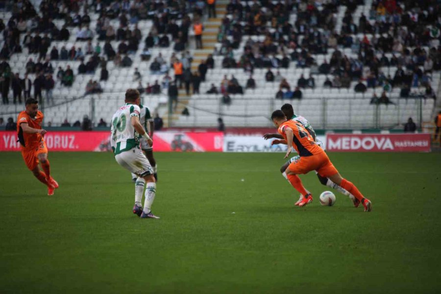 Trendyol Süper Lig: Konyaspor: 1 - Rams Başakşehir: 1 (ilk Yarı)