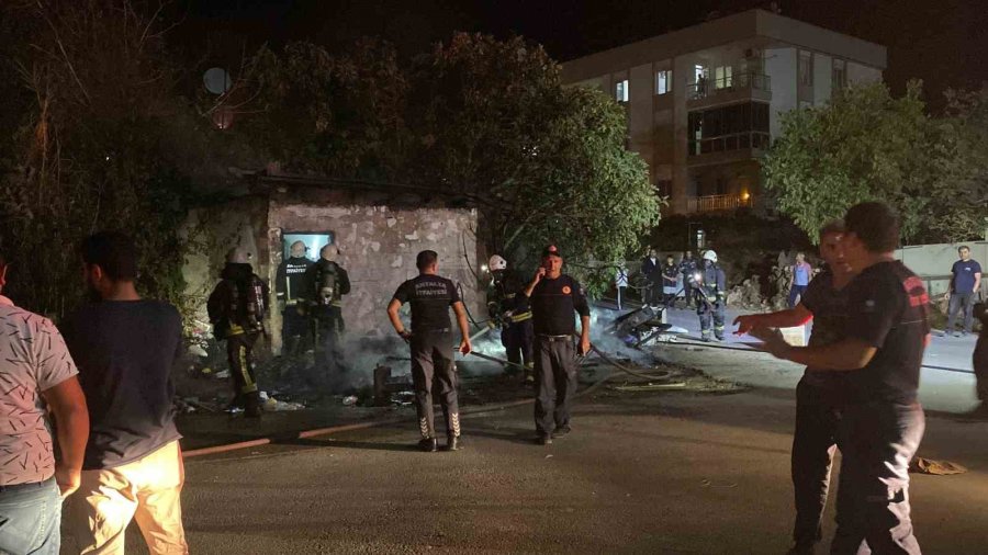 Antalya’da Metruk Evde Çıkan Yangın, Yaşlı Adamı Evsiz Bıraktı