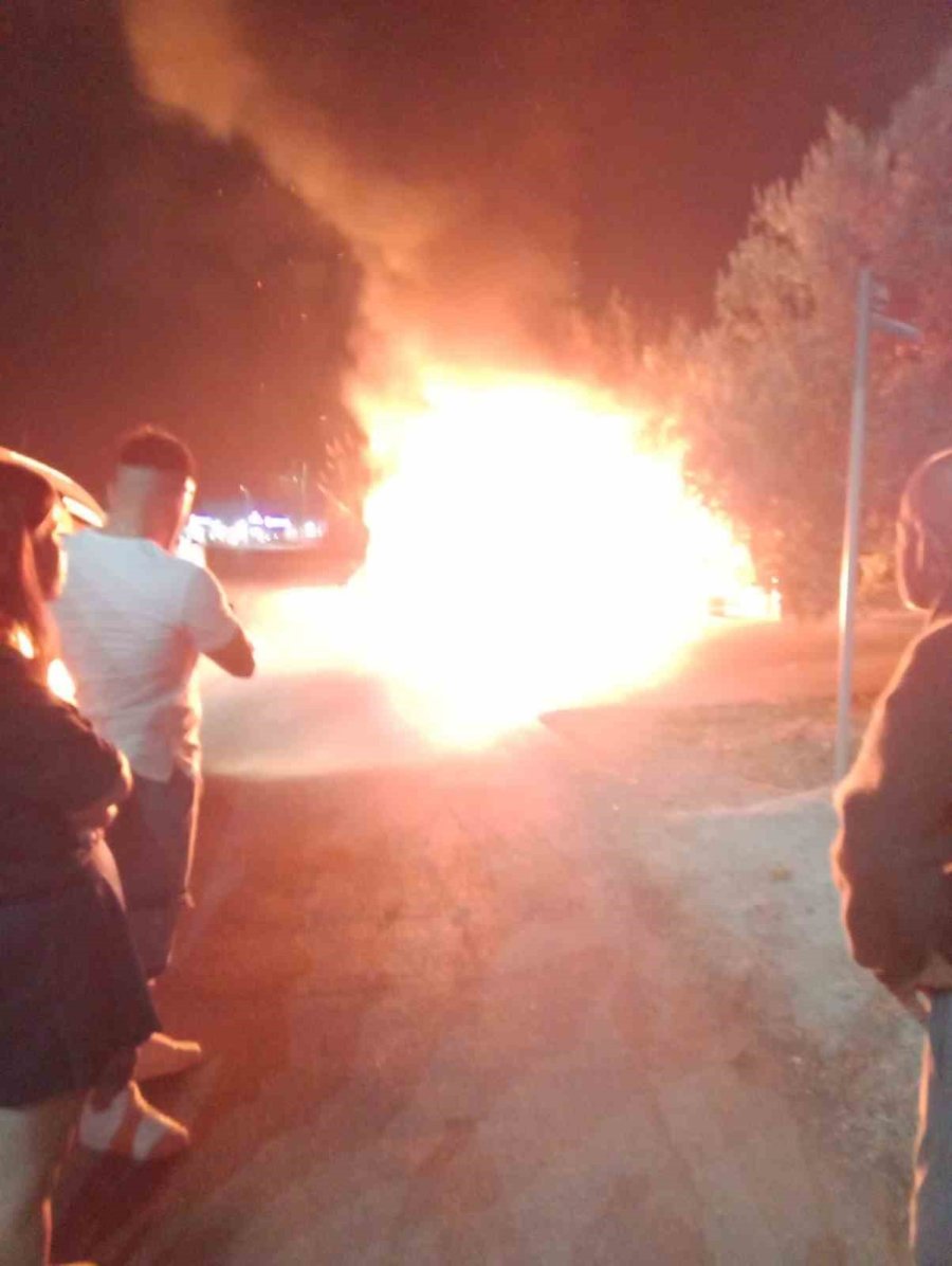 Antalya’da Metruk Evde Çıkan Yangın, Yaşlı Adamı Evsiz Bıraktı