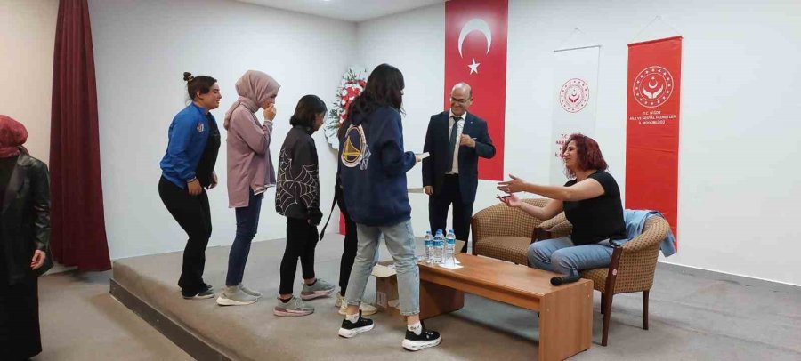 Niğde’de ’rol Model’ Buluşmalarının Konuğu Sevda Akyüz Oldu