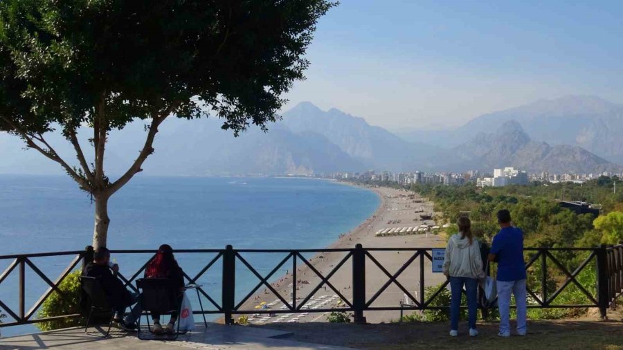 Antalya’da Deniz Suyu Sıcaklığı, Hava Sıcaklığını Yakaladı