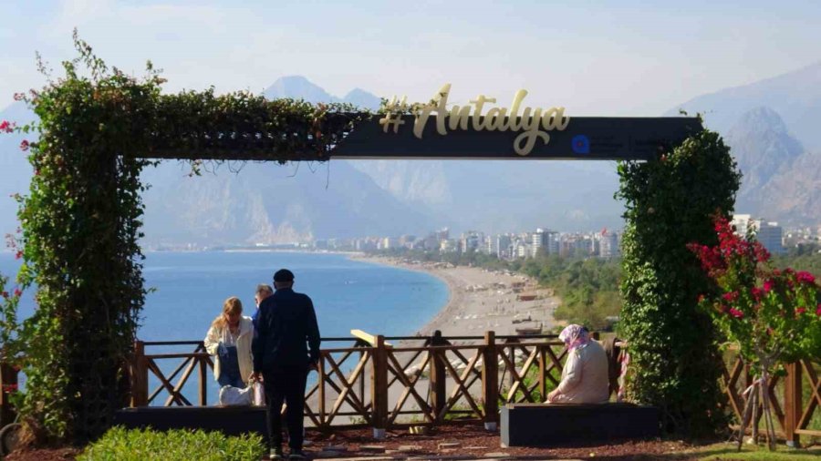 Antalya’da Deniz Suyu Sıcaklığı, Hava Sıcaklığını Yakaladı