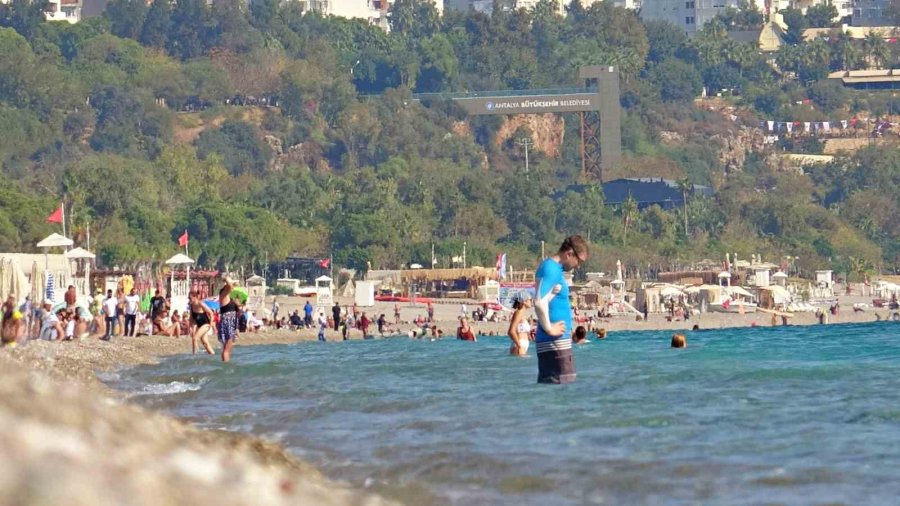 Antalya’da Deniz Suyu Sıcaklığı, Hava Sıcaklığını Yakaladı