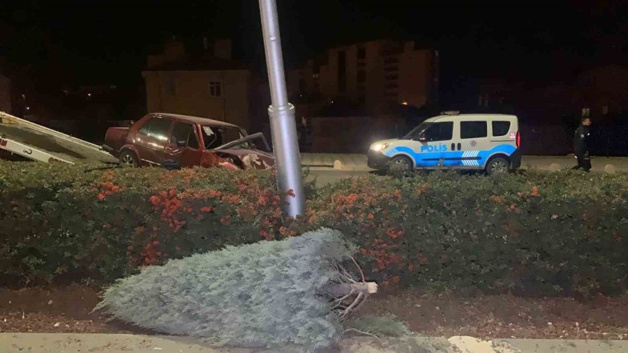 Karaman’da Aydınlatma Direğine Çarpan Otomobilin Sürücüsü Yaralandı