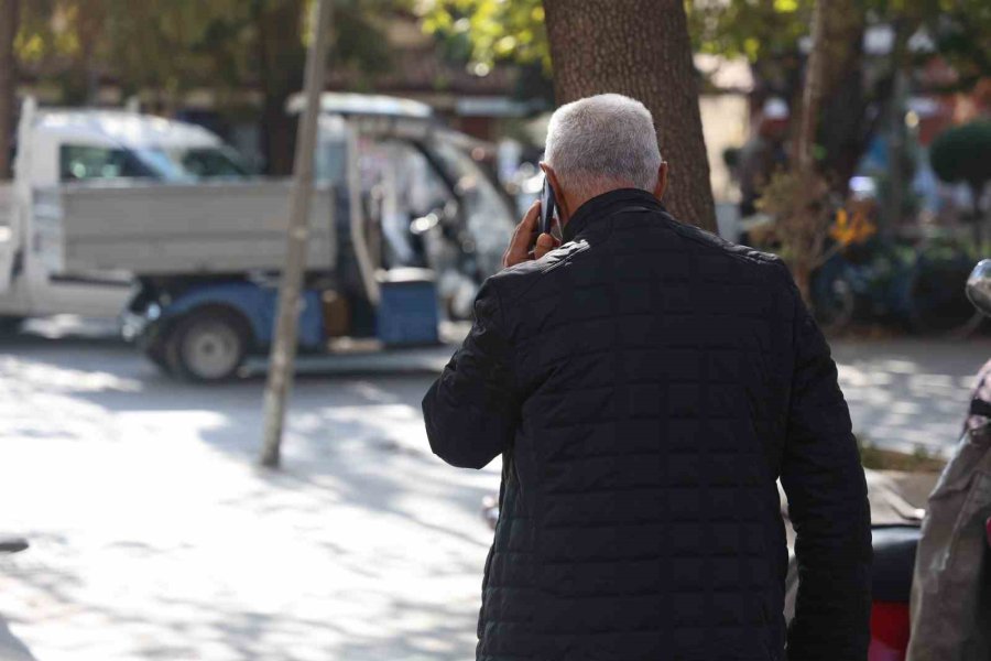 Yaşlıları Dolandırıcılardan Korumanın En Etkili Yolu: Dijital Okuryazarlığının Artırılması