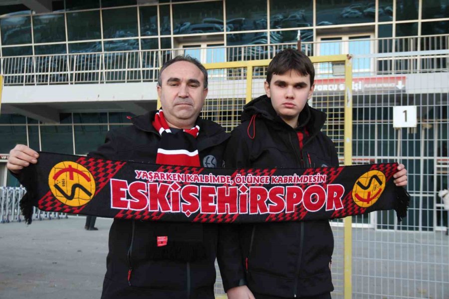 Görme Engeline Rağmen Eskişehirspor’un Maçlarını Gönül Gözü İle Görüyor