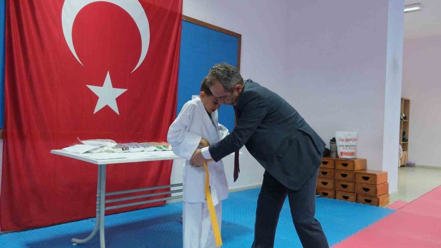 Kemer Belediye Karate Takımı Kuşak Atladı