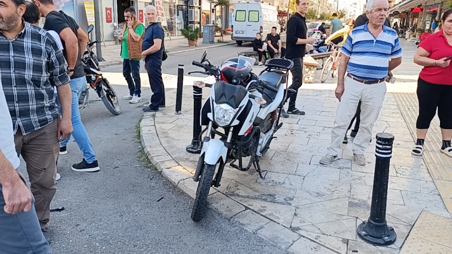 Ticari Aracın Çarptığı Motosikletteki 2 Kişi Savrulup Yaralandı