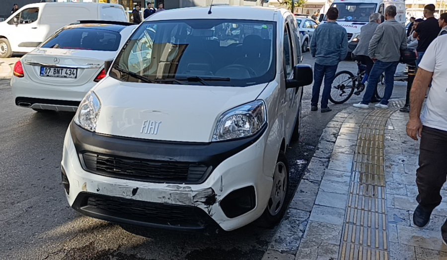 Ticari Aracın Çarptığı Motosikletteki 2 Kişi Savrulup Yaralandı