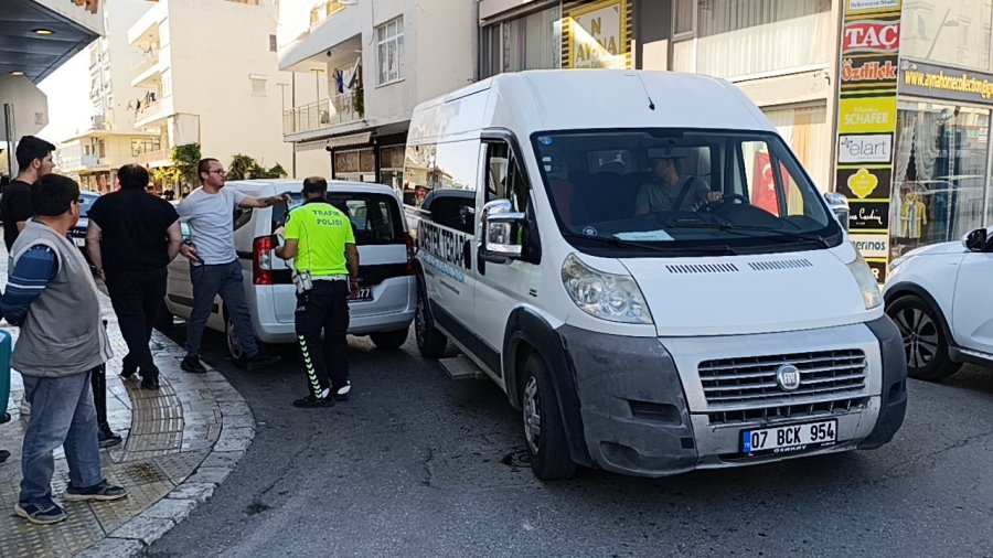 Ticari Aracın Çarptığı Motosikletteki 2 Kişi Savrulup Yaralandı