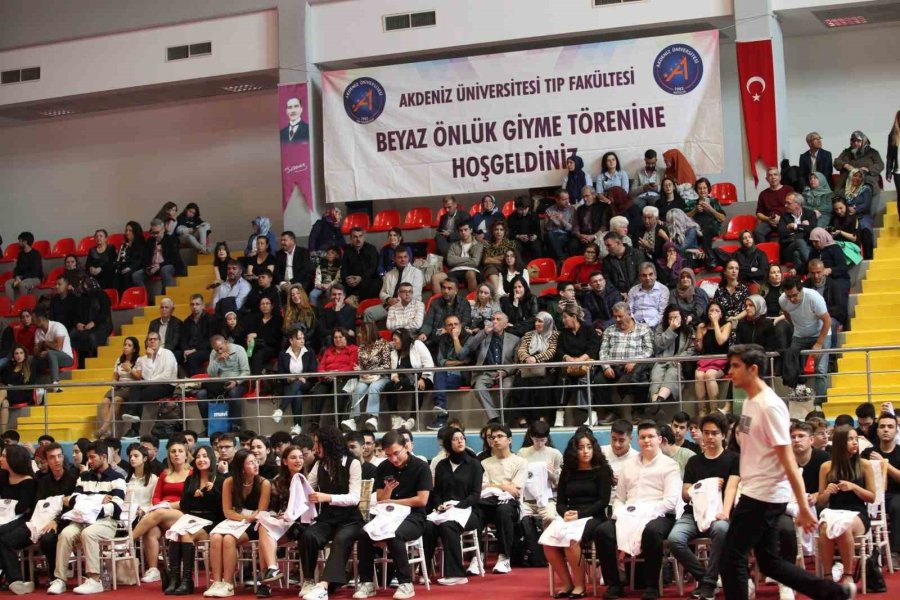 Geleceğin Hekimleri Beyaz Önlüklerini Törenle Giydi