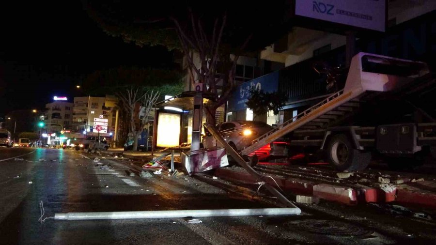 Ortalığı Savaş Alanına Çevirdi, Kazadan Burnu Bile Kanamadan Çıktı