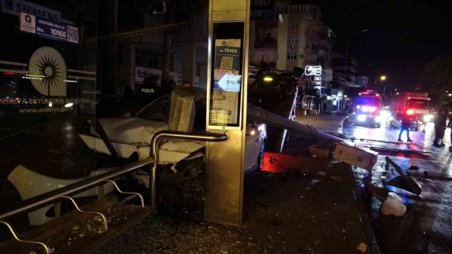 Ortalığı Savaş Alanına Çevirdi, Kazadan Burnu Bile Kanamadan Çıktı