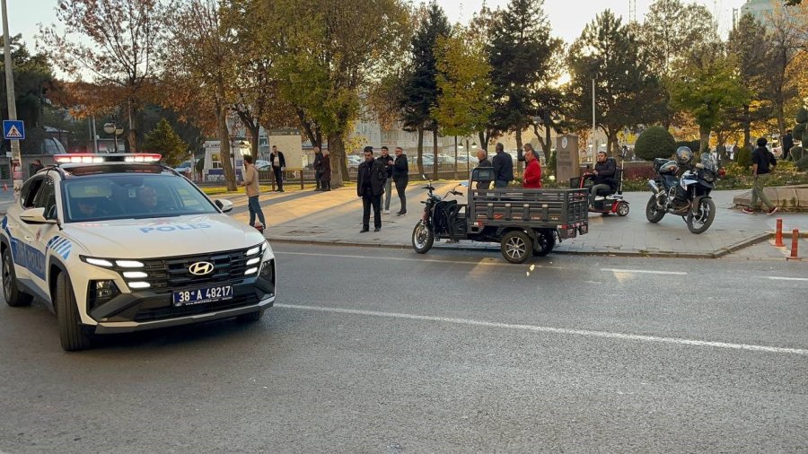 Genci Bıçaklayan 2 Kişi, Kaçarken Düşüp Yaralandı