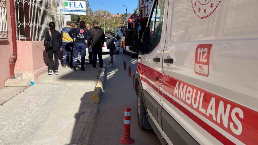 Evinde Düşüp Yaralanan Ve Mahsur Kalan Yaşlı Kadını İtfaiye Kurtarıldı