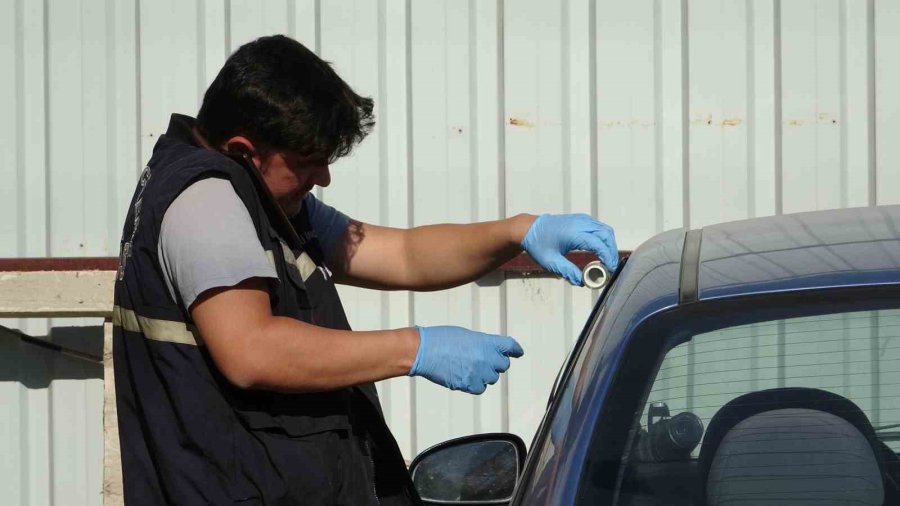 Park Halindeki Otomobilinde Yarı Çıplak Halde Ölü Bulundu