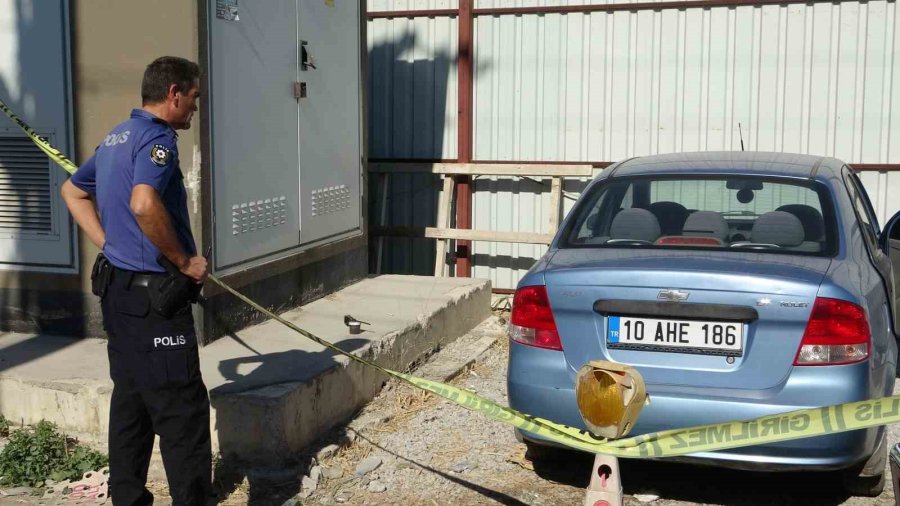 Park Halindeki Otomobilinde Yarı Çıplak Halde Ölü Bulundu