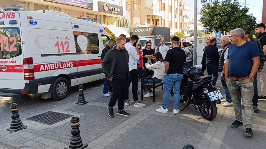 Otomobil İle Motosikletin Göz Göre Göre Kazası Kamerada