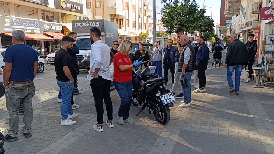 Otomobil İle Motosikletin Göz Göre Göre Kazası Kamerada